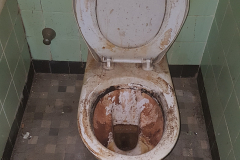 Toilettes méconnaissable tellement elles sont salles